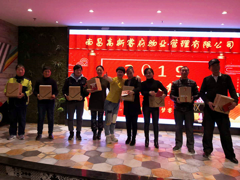 夏總和生日員工合影.jpg 夏總和生日員工合影.jpg