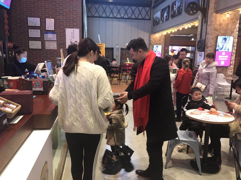 大年初一運(yùn)營(yíng)同仁給客戶拜年送禮_副本.jpg 大年初一運(yùn)營(yíng)同仁給客戶拜年送禮_副本.jpg