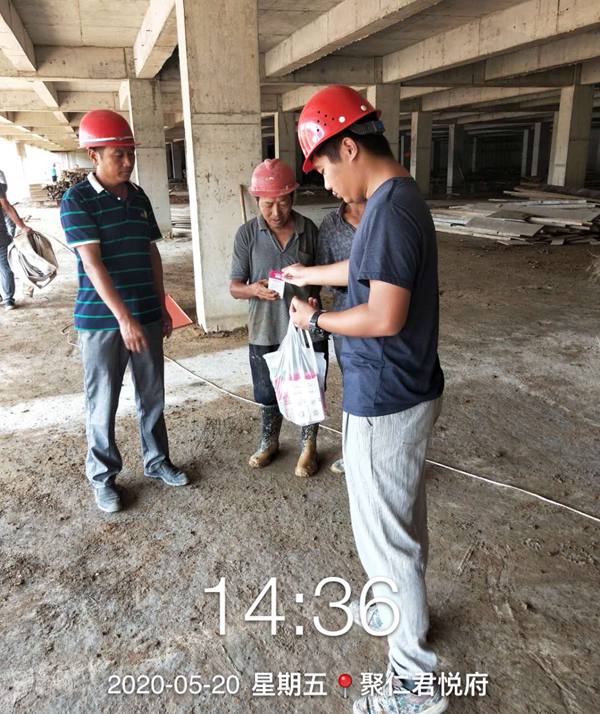 項(xiàng)目分發(fā)防蚊藥品給各施工人員_副本.jpg 項(xiàng)目分發(fā)防蚊藥品給各施工人員_副本.jpg