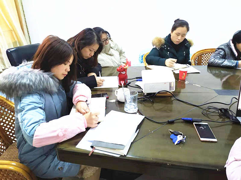 大家認真學習做筆記_副本.jpg 大家認真學習做筆記_副本.jpg